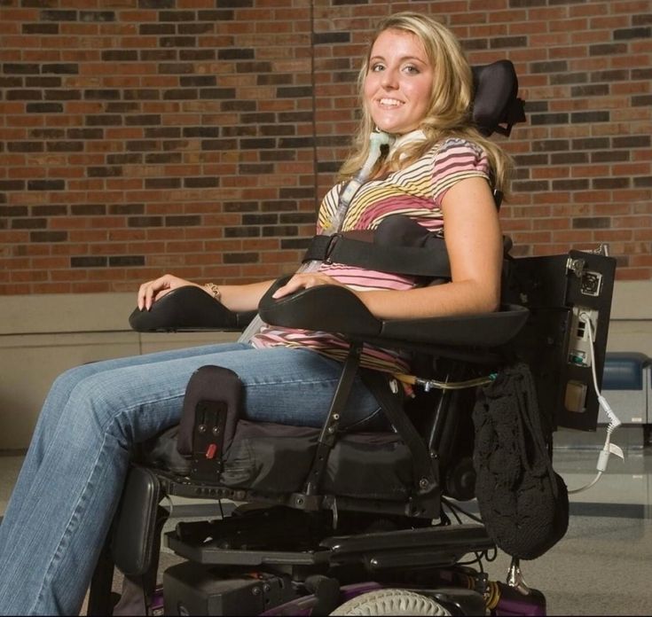 A lady in a wheelchair explains to someone who does not understand about a persons spinal cord injury counselling.